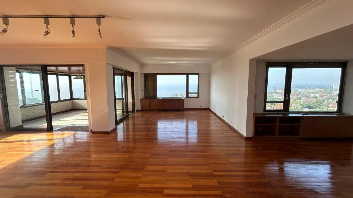 Alquilo Departamento La Lucila Tres Dorm. + Dependencia + 2 Cocheras - Jardin y Pileta