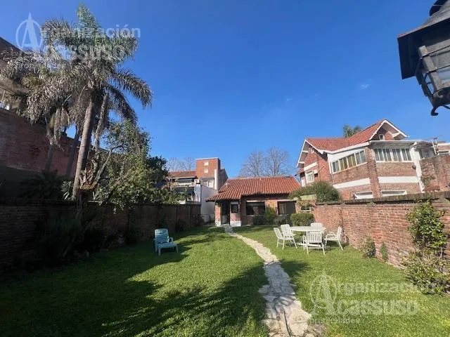 Casa térrea, grande jardim