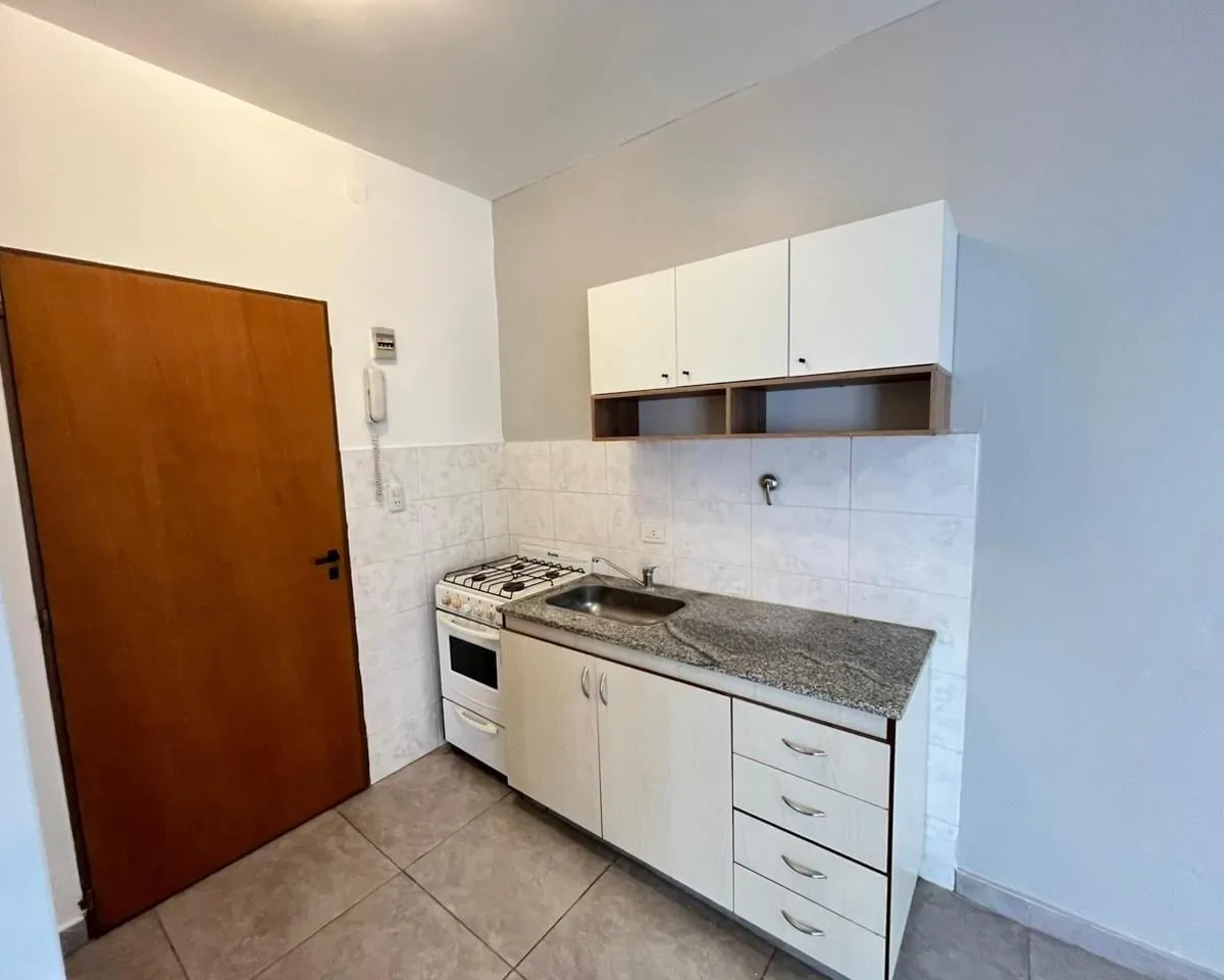 Departamento 2 Ambientes en Alquiler en Parque Avellaneda | Primer Piso por Escalera con Bajas Expen