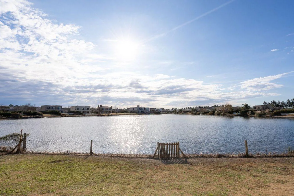 Casa 4 dormitórios, vista para o lago