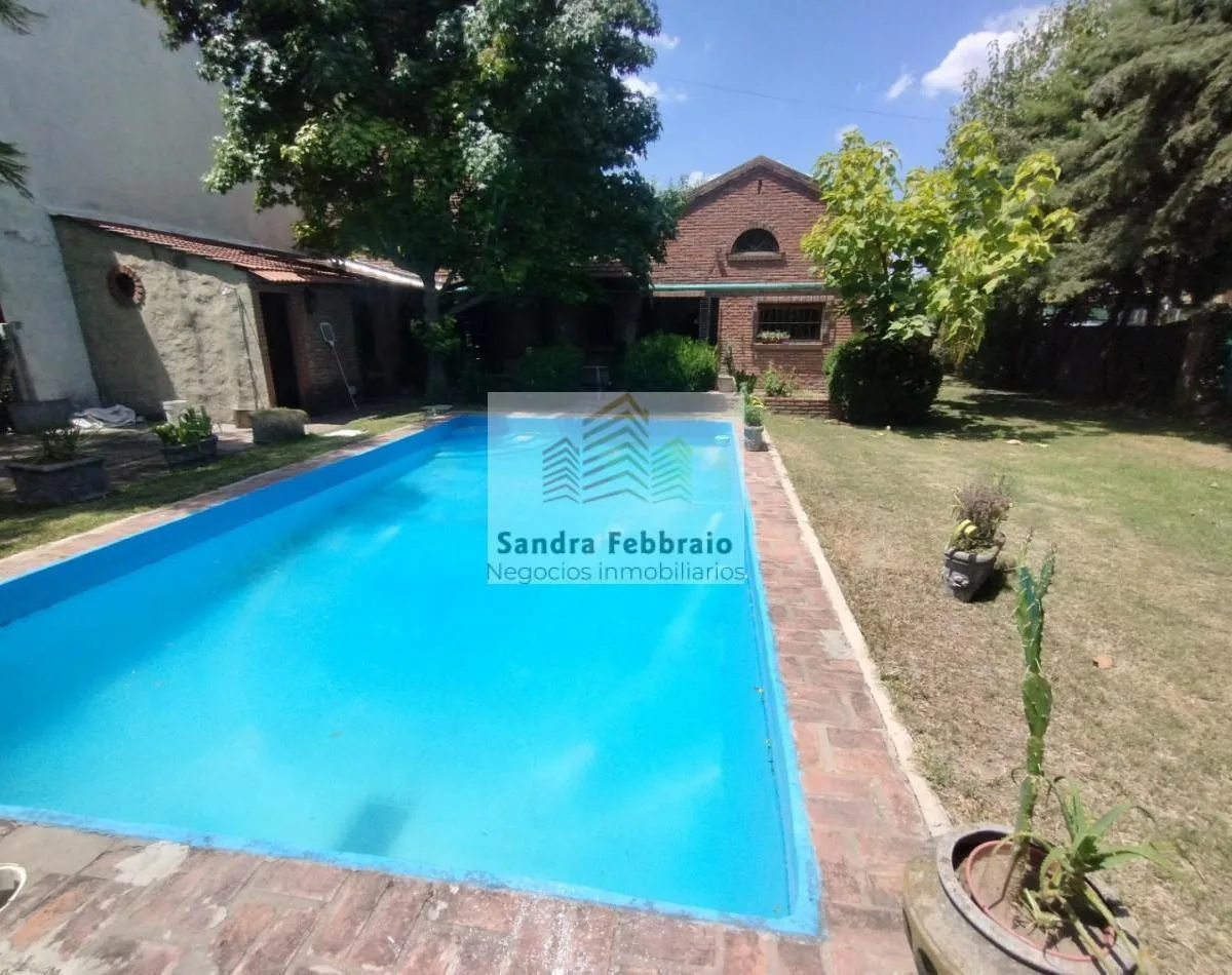 House with pool and BBQ