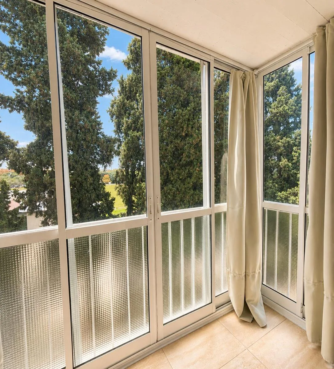 3-room apartment with balcony view