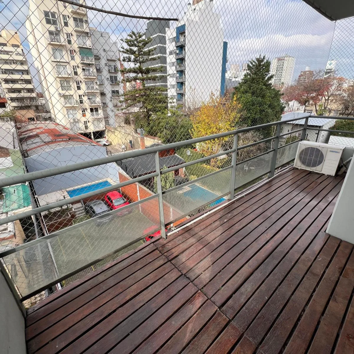 Semipiso de 4 Ambientes con Cochera, Baulera y Balcón Aterrazado