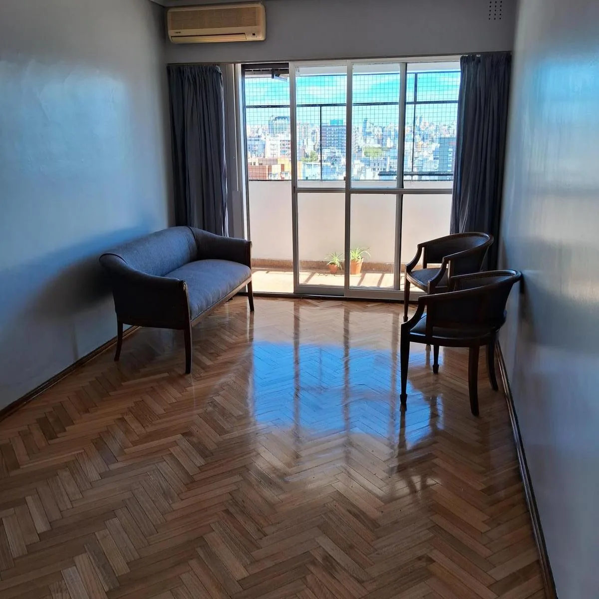 Piso 19 con balcón