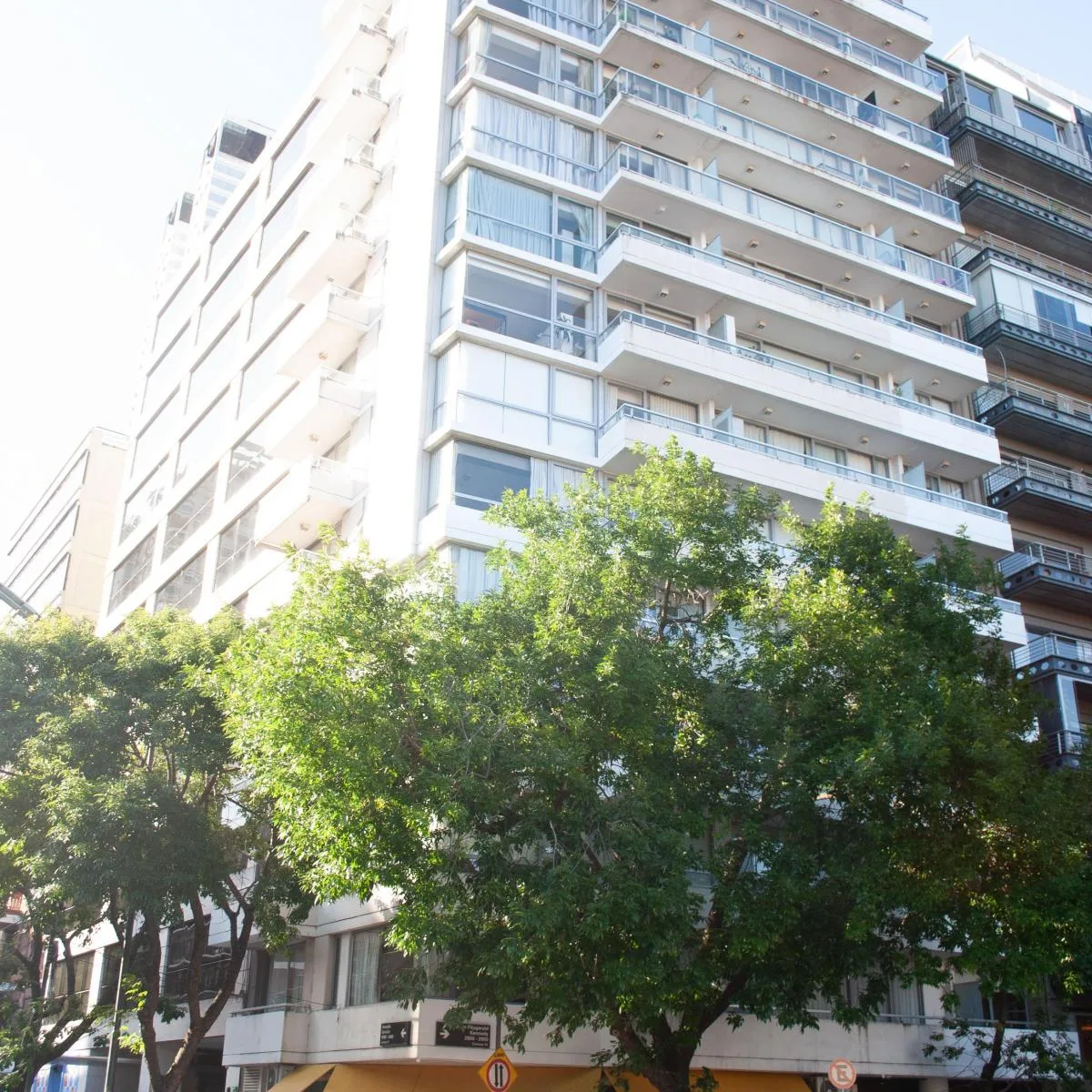 Monoambiente con balcón y piscina