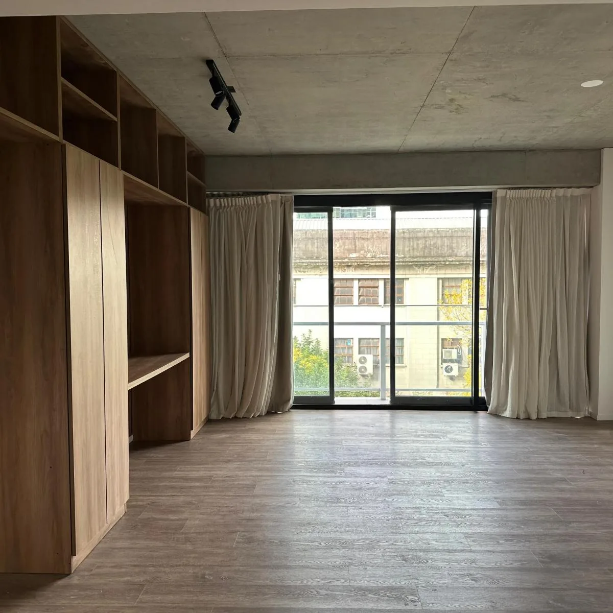 Studio sem mobília, varanda e amenities
