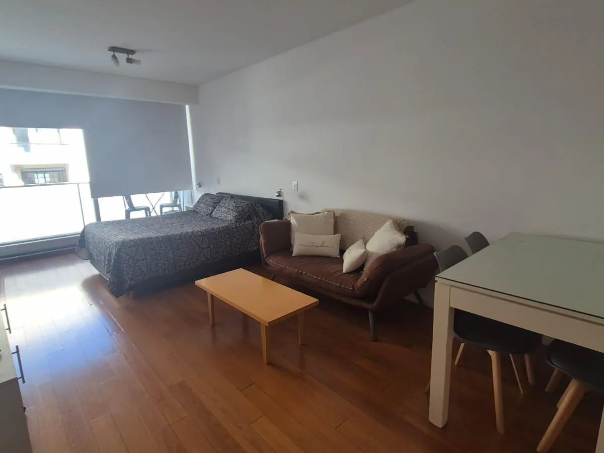 Piso alto con balcón y pileta