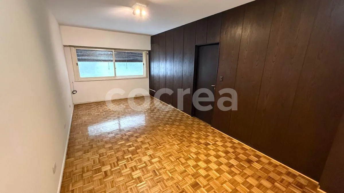 Amplio 4 Ambientes con Cochera en Av Santa Fe - Oportunidad Consultorio o Uso Profesional