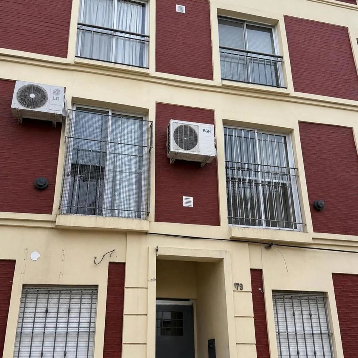 Balcón francés y patio