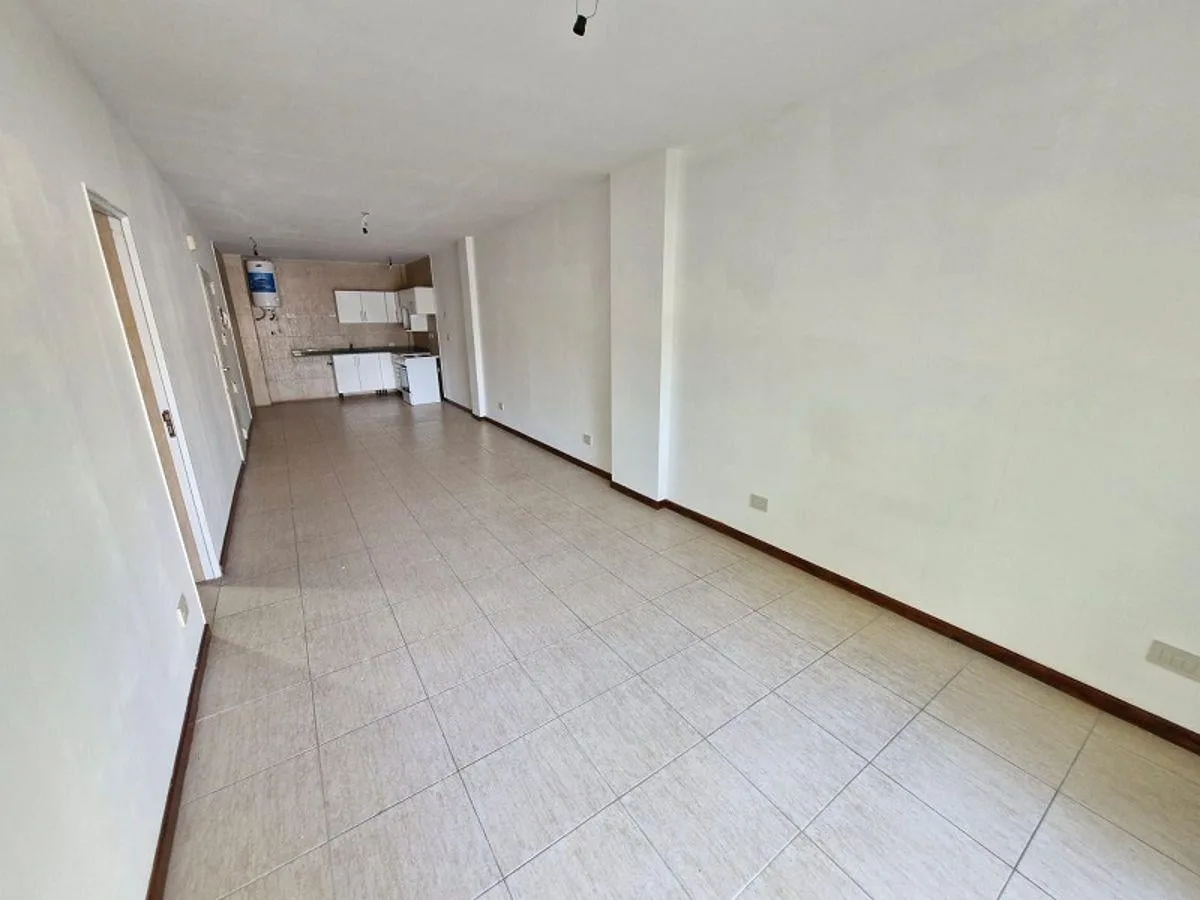 Dpto 1 Amb y Medio Divisible - 40 m&sup2; - 6 Años de Antigüedad - 2° por Escalera