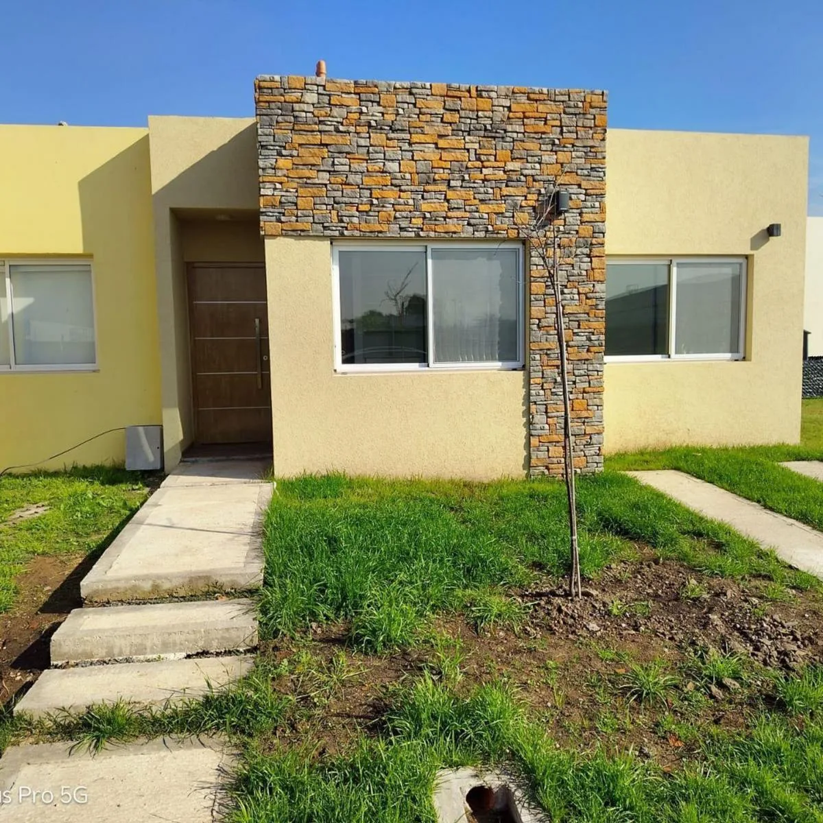 Casa com 3 dormitórios e jardim
