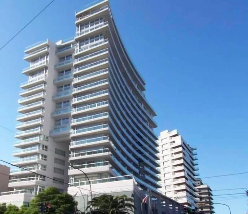 Balcón en L, pileta y parrilla