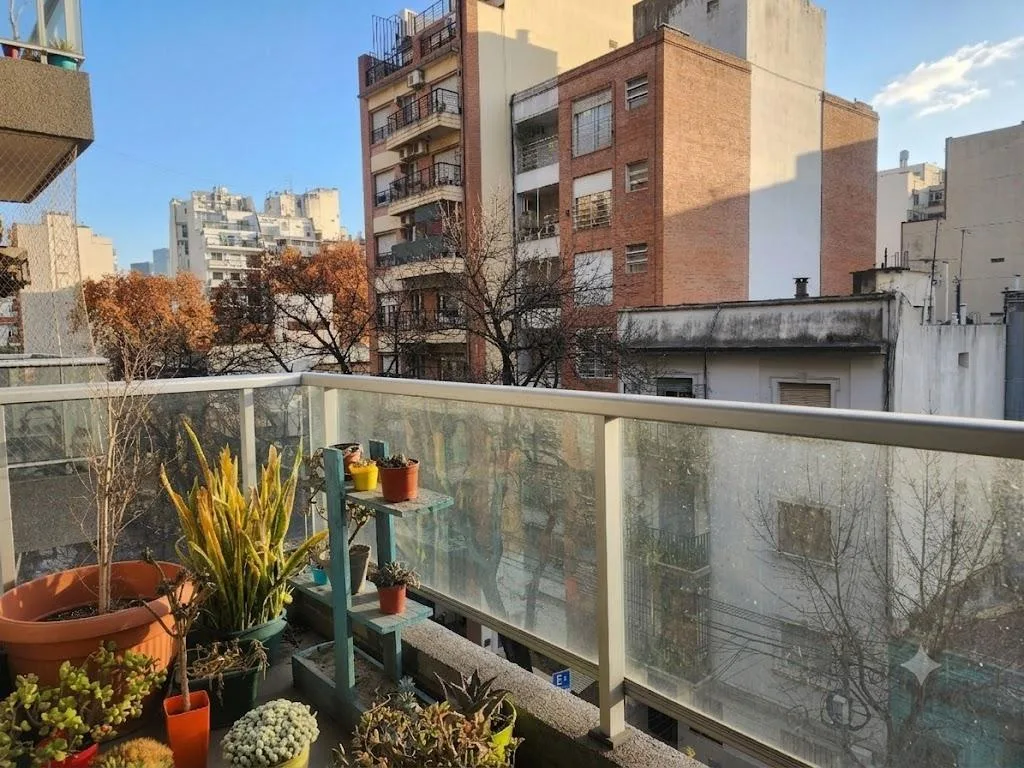 4° piso con balcón y AC