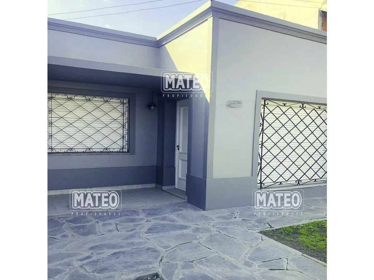 Casa com 2 quartos, jardim e garagem