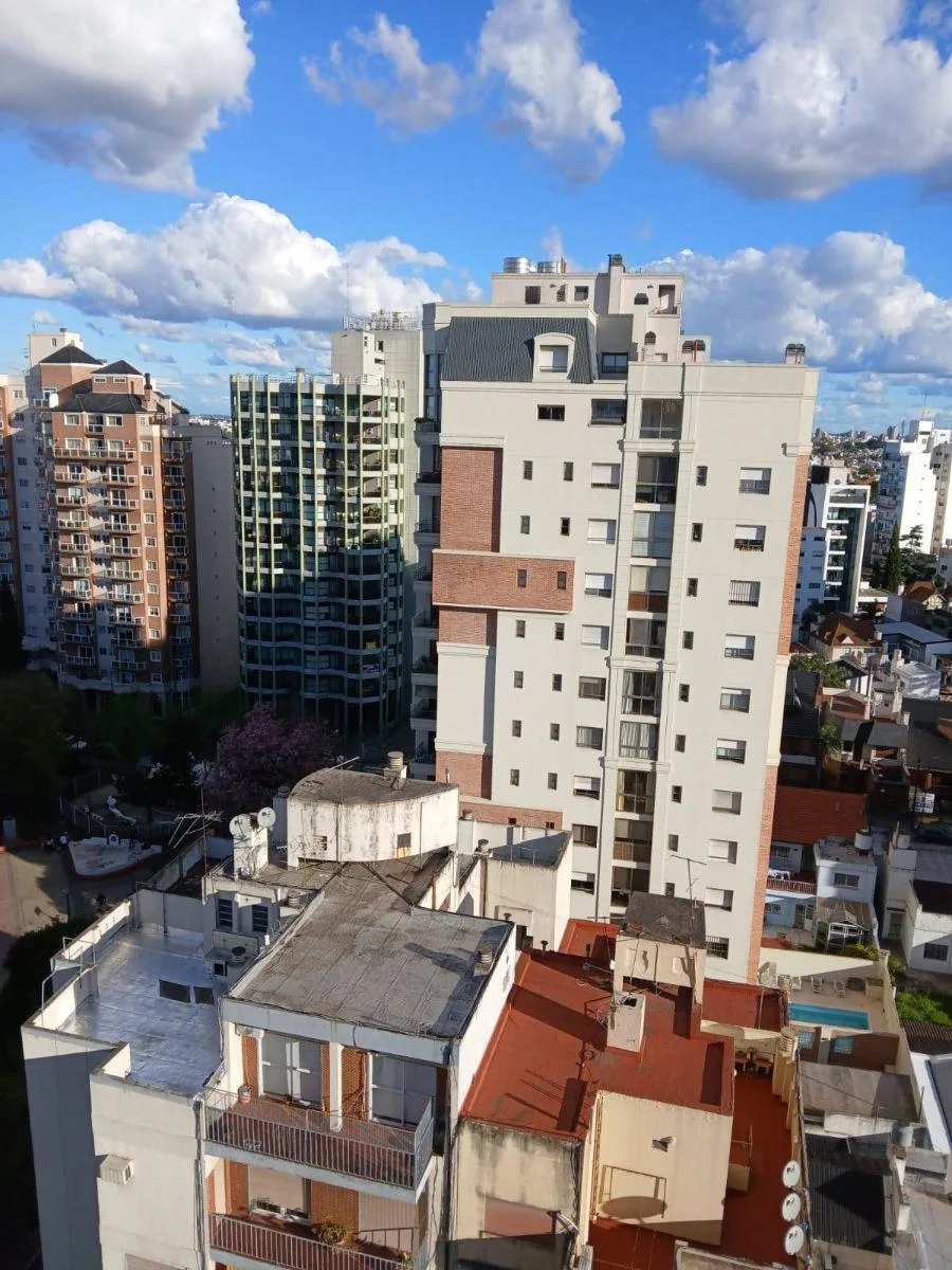 Departamento con balcón y 4 hornallas