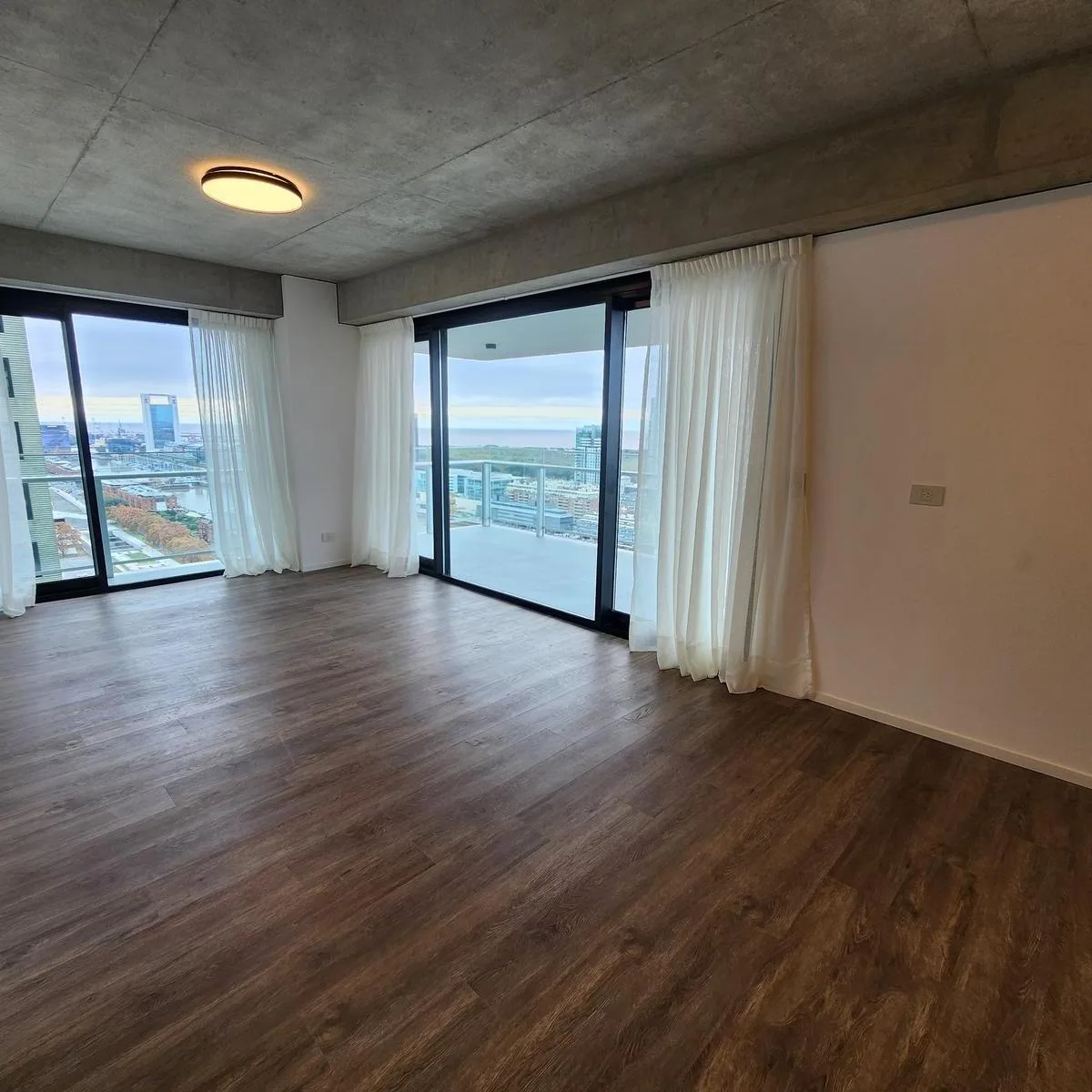 Alquiler 3 Ambientes con Cochera en Quartier del Bajo – Piso 29 – Vista a Puerto Madero