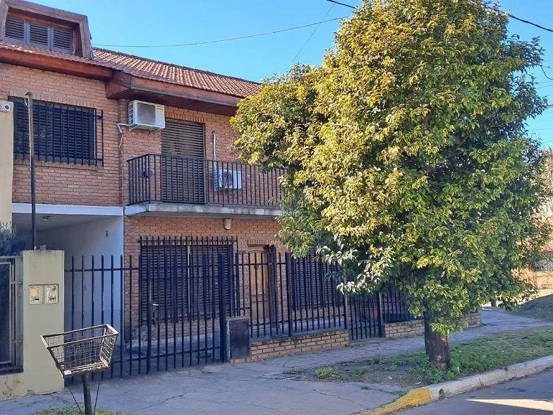 4-bedroom house with parking