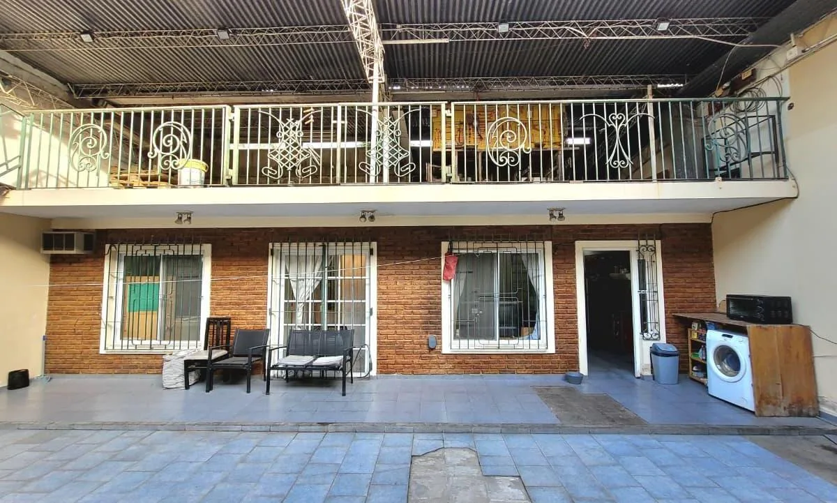 Alquiler Casa 2 Ambientes con Galpones y Espacio Multifuncional