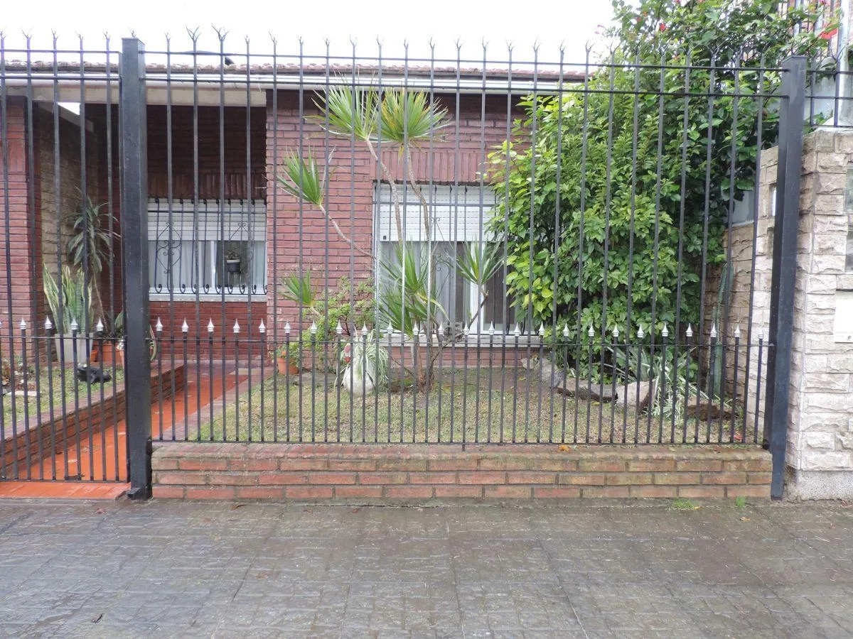 Casa P. H, Al Frente, Comedor; 2 Dor; Cocina;; Baño a Estrenar, Lav. Jardin; Lote Libre; 2 Patios