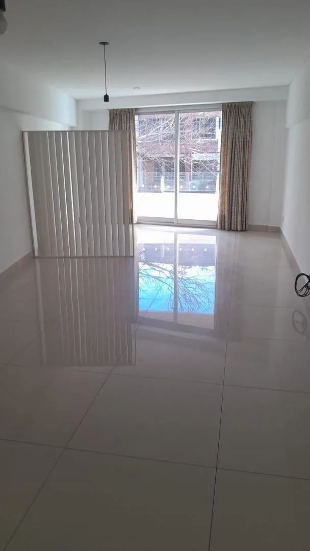 1 ambiente con balcón y amenities