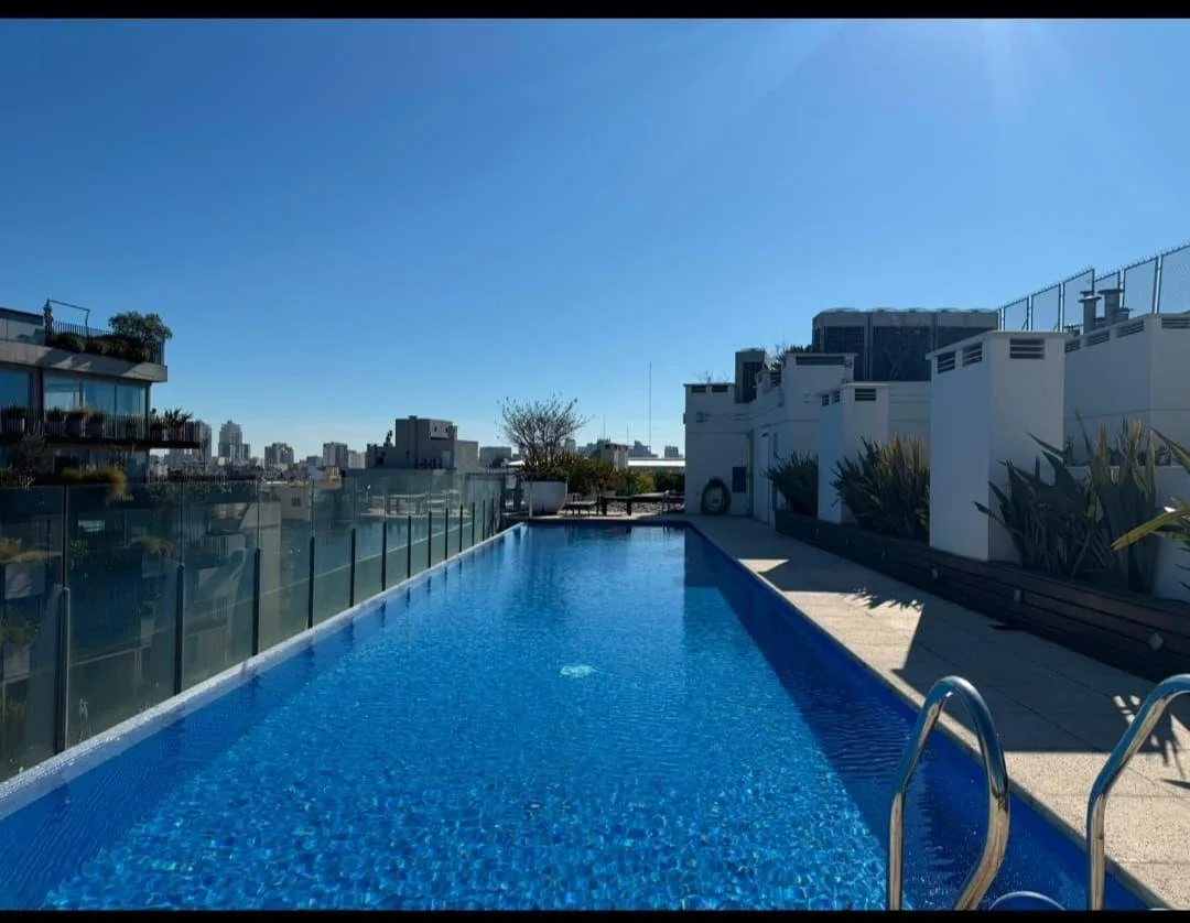 1 ambiente con balcón y amenities