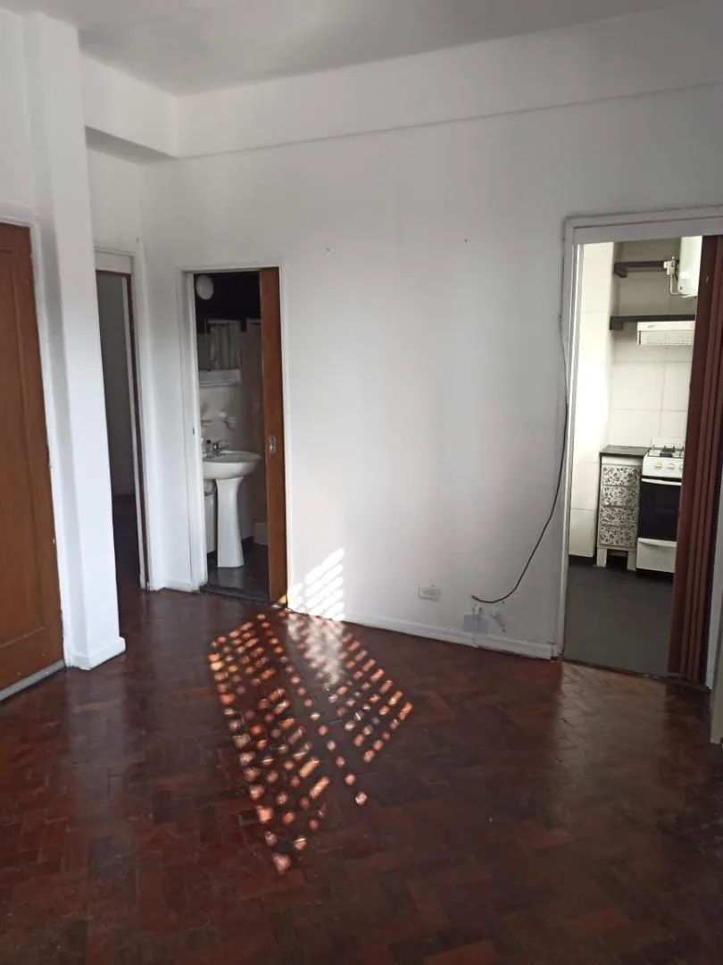 2 Ambientes I 3er. Piso por Escalera I B/expensas I M/lum