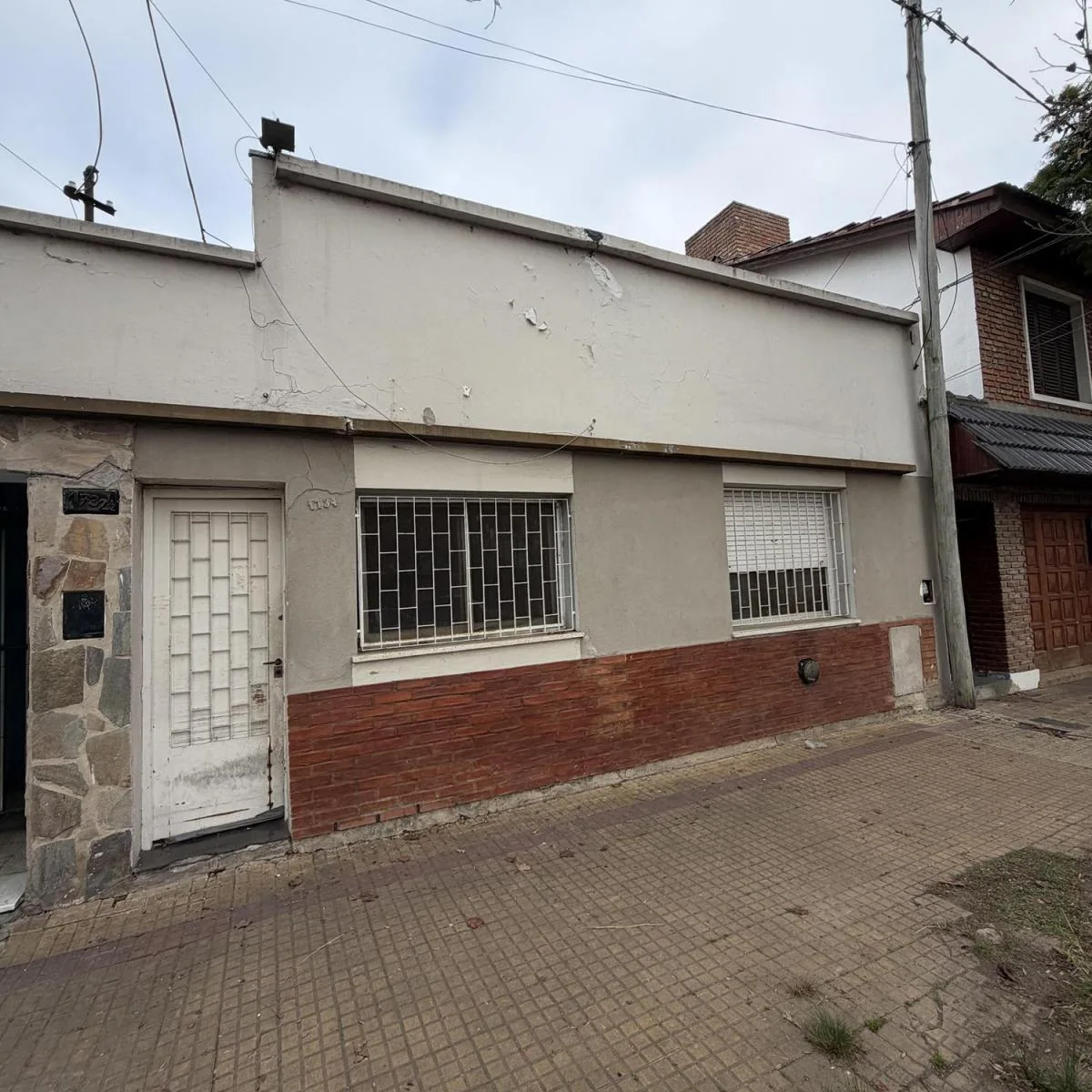 Calle 62 E/ 29 y 30 - PH al Frente de 3 Ambientes con Amplio Patio – a Refaccionar