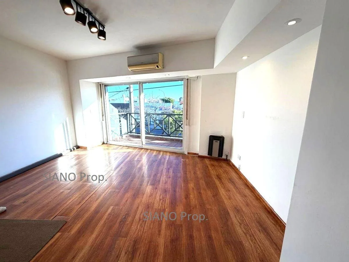 Front-facing studio with balcony