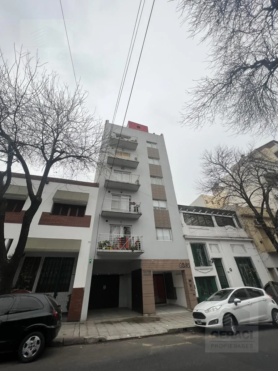 Amplio Semipiso de 2 Ambientes con Cochera en Boedo