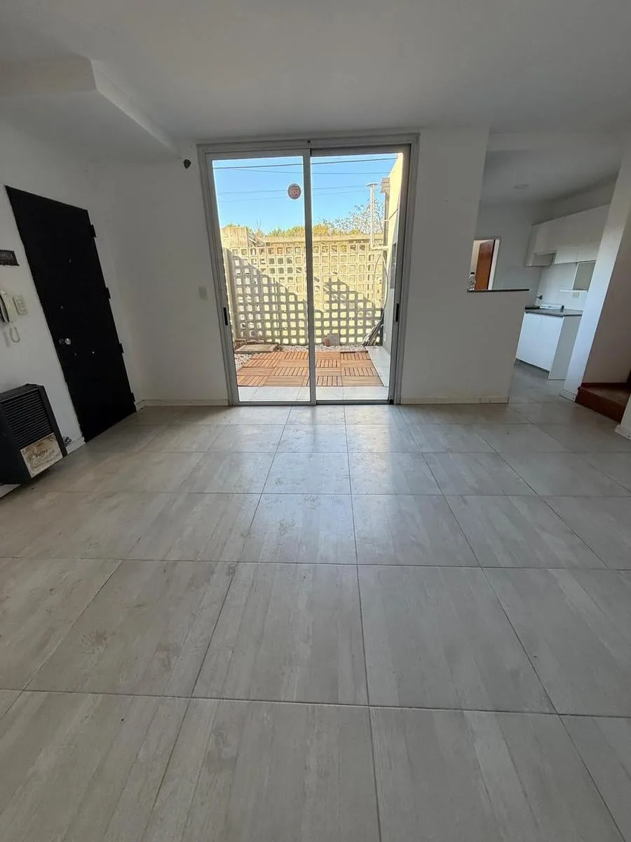 Duplex 2 dormitorios con jardín