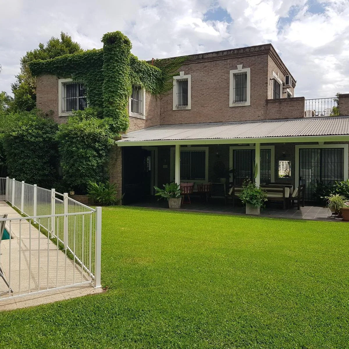 Casa com piscina e churrasqueira