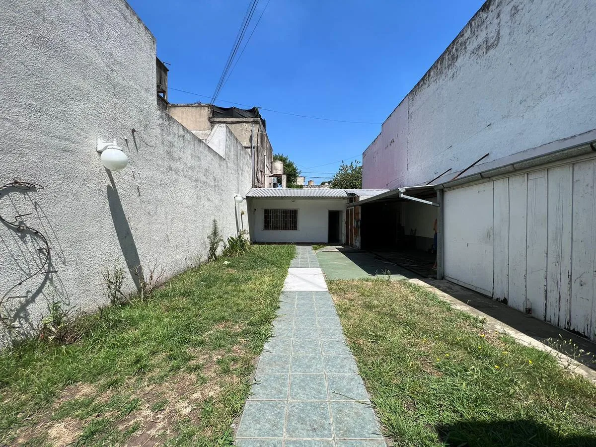 Casa con jardín y cochera