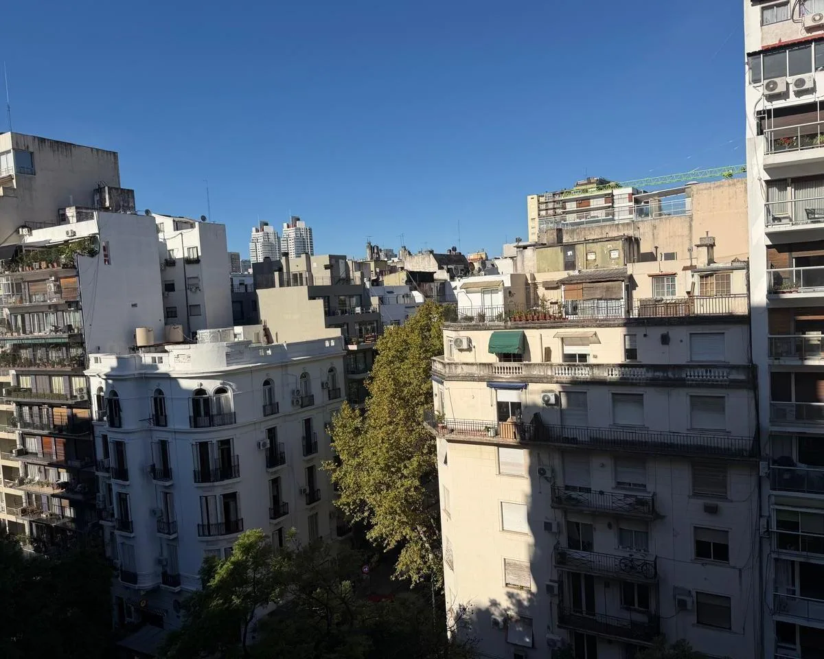 Piso alto con balcón y radiadores