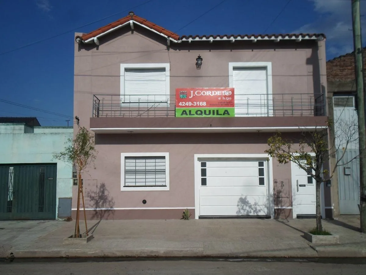 Departamento Tipo Casa Tres Ambientes en Alquiler Lanús