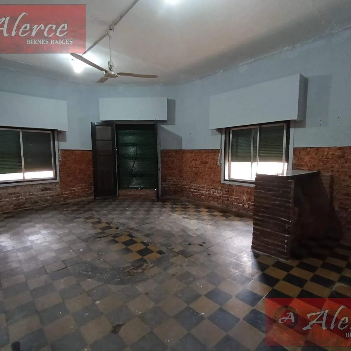 3-room unit with garage and storefront