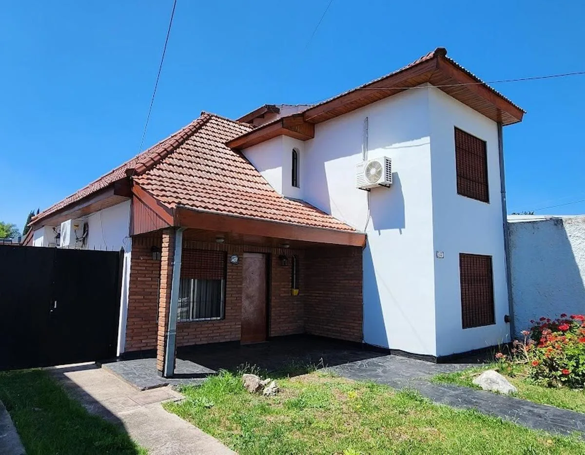 Casa de 4 Ambientes con Garaje Pasante Varios Autos, Quincho