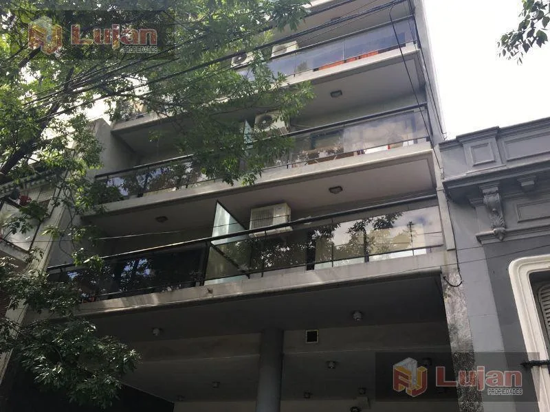 Monoambiente con balcón y A/C