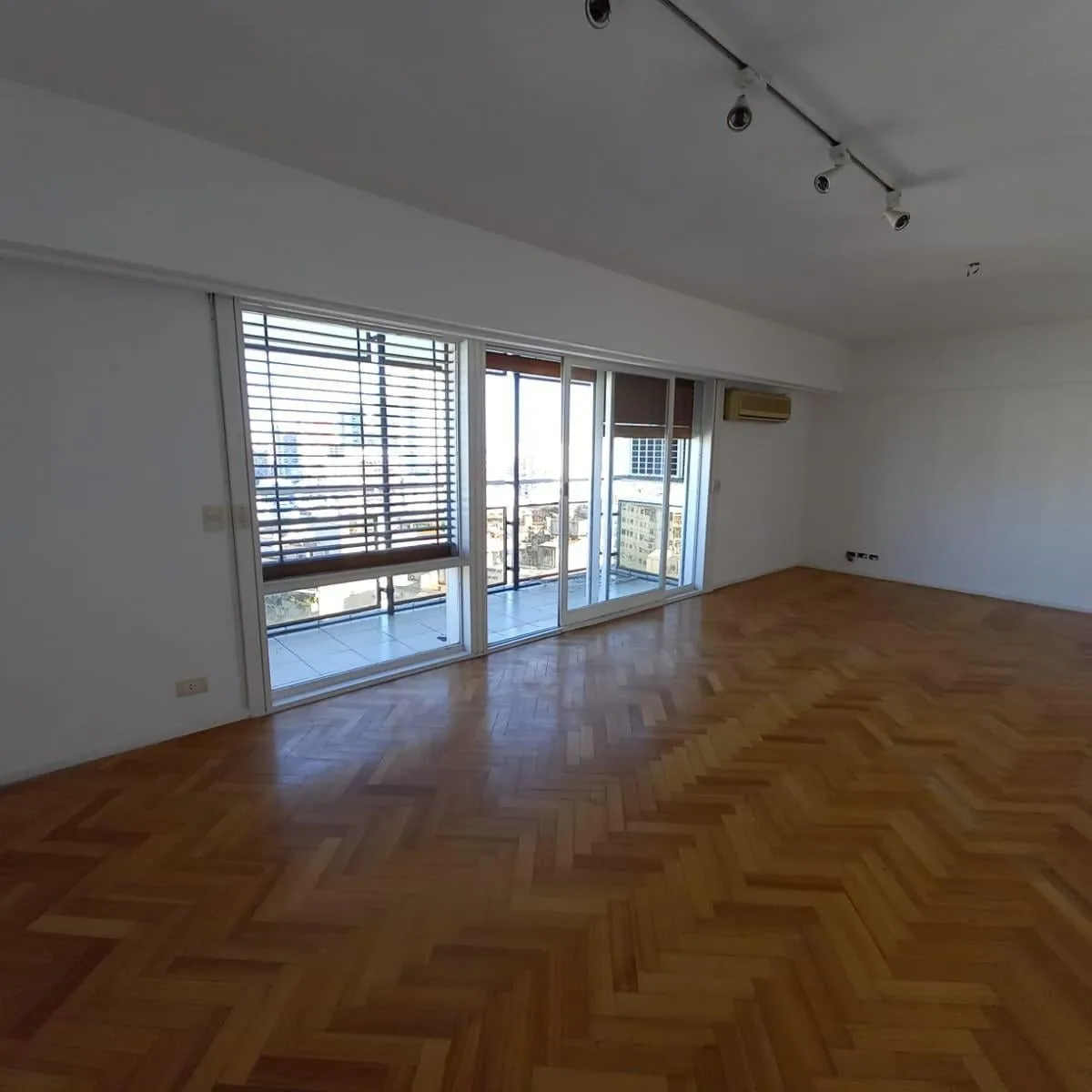 Excelente Depto 4 Amb en Piso Alto con Balcon con Hermosa Vista, Cochera y Seguridad 24hs!