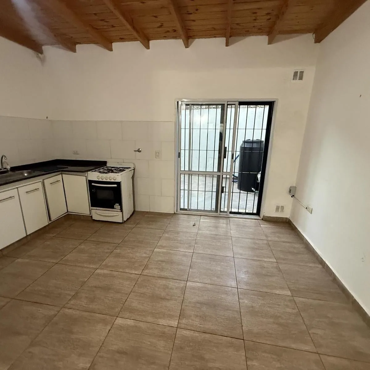 Casa Tres Ambientes en Alquiler con Patio - Wilde