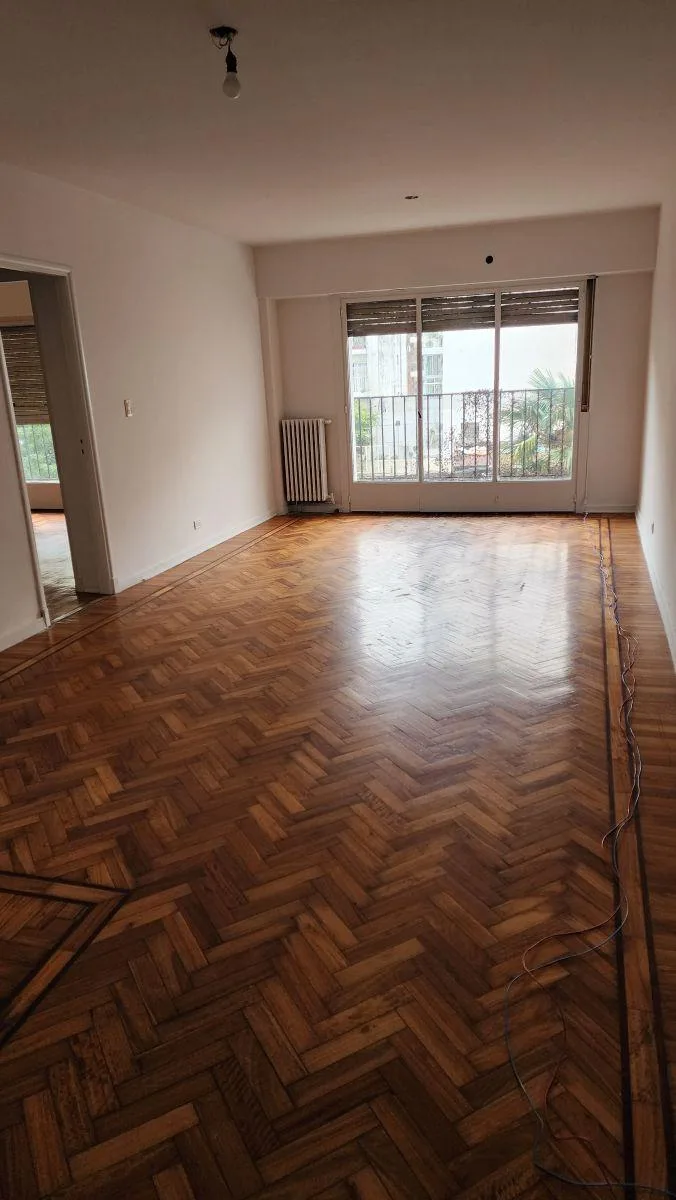 3 Ambientes con Dependencia y Baño de Servicio. Balcón Corrido