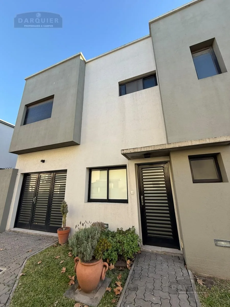 Duplex 2 quartos com pátio