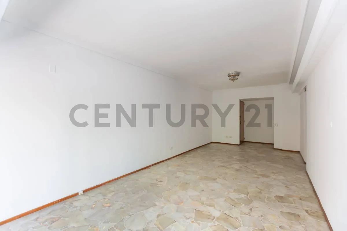 4 dormitorios, balcón y patio