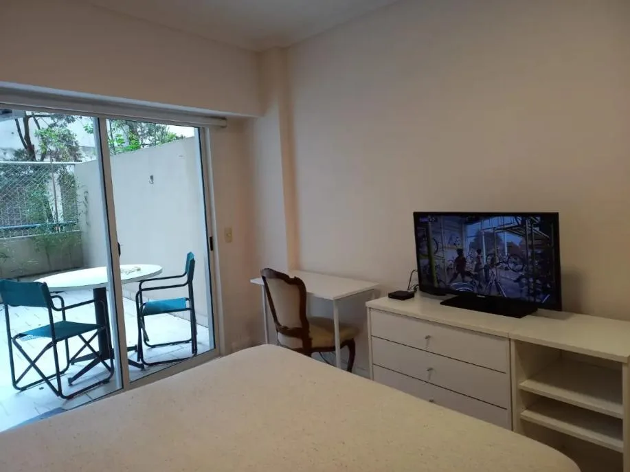 Amplio Monoambiente Dividido en Recoleta con Patio Privado (Wifi Cocina Baño Completo)