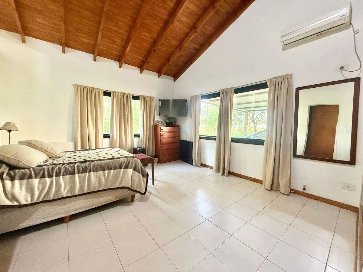 Casa com piscina e quincho