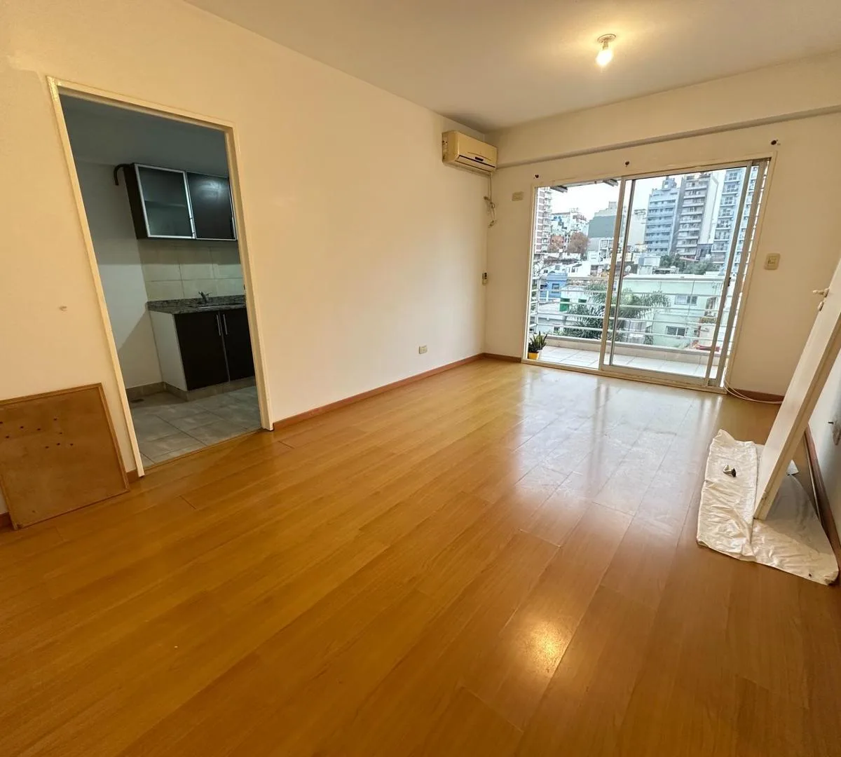 2 ambientes con balcón y terraza