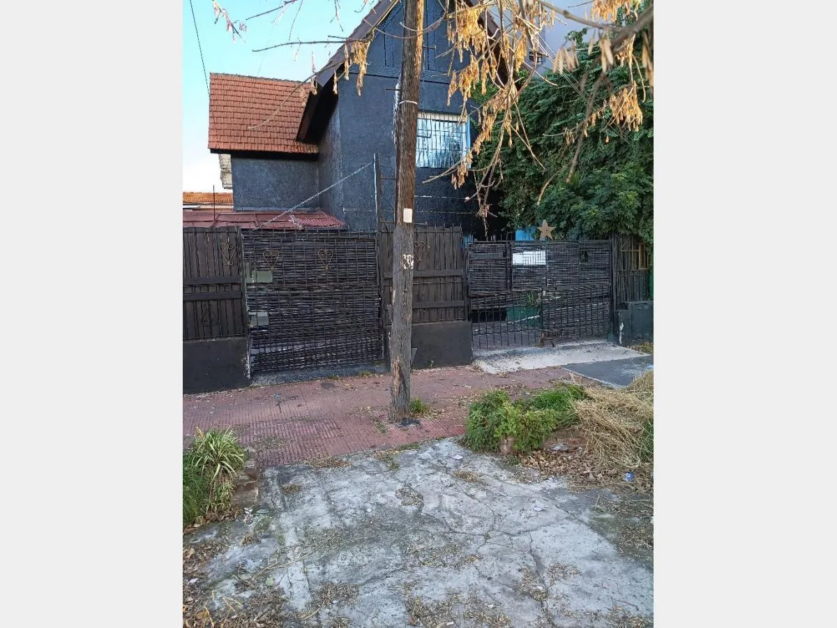 Casa en esquina con jardín