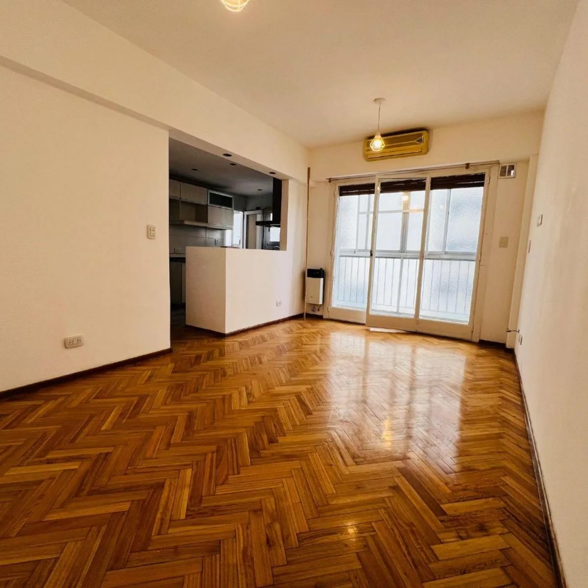 4th floor with balcony and parquet