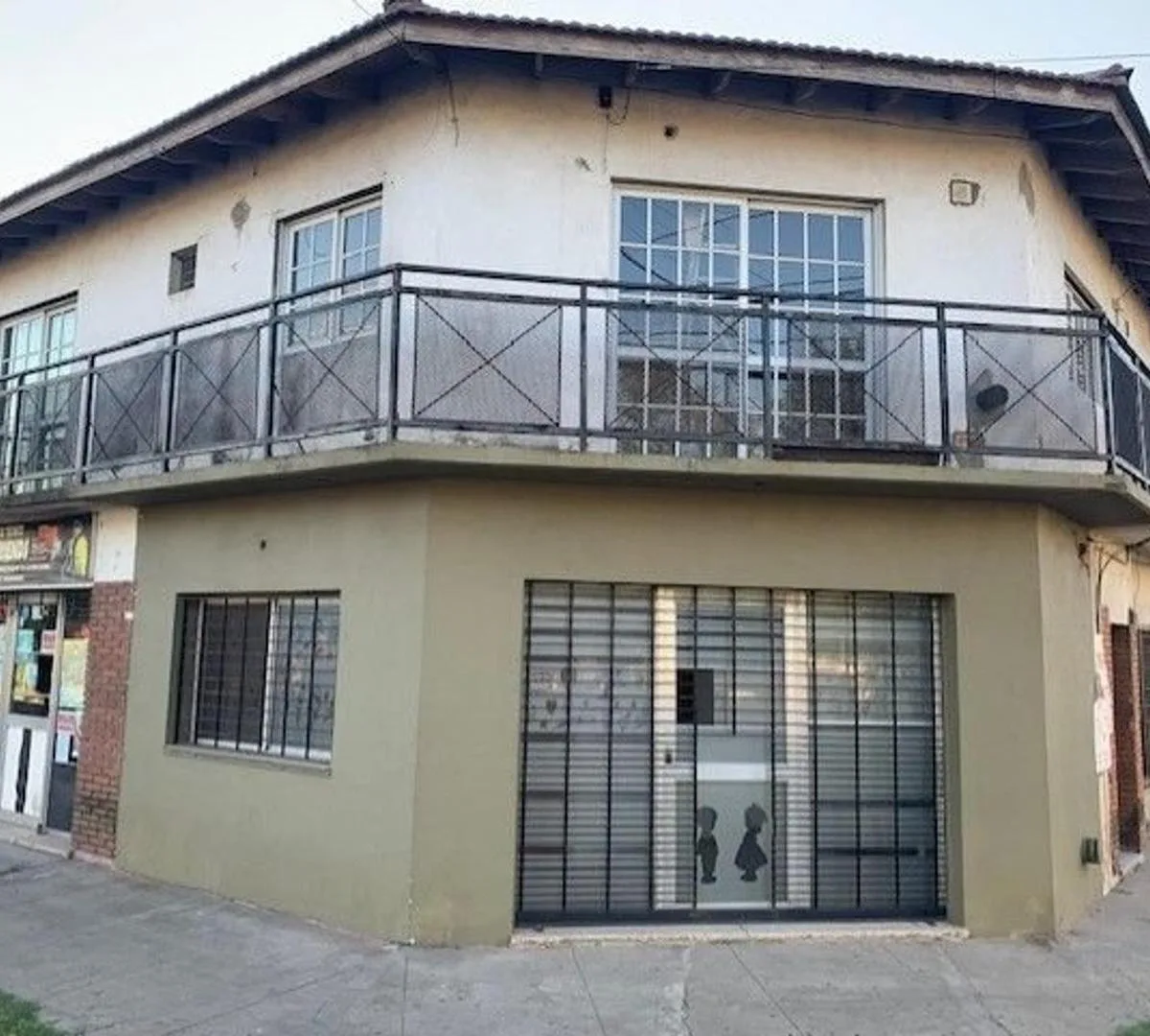 3-room duplex with laundry patio