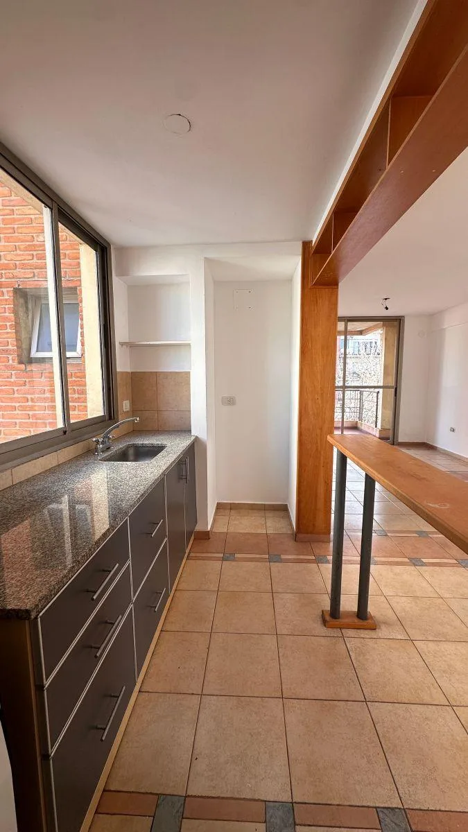 Departamento de 1 Habitación con Balcón y Lavadero en Alquiler