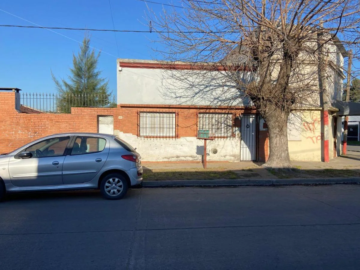 Casa 2 quartos, pátio com churrasqueira